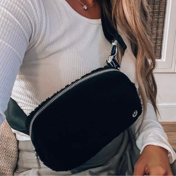 NWT RARE SOLD OUT Everywhere Fleece Belt Bag - Picture 14 of 16